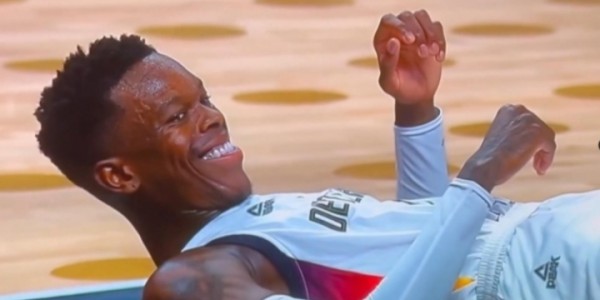 造到东契奇进攻犯规 施罗德躺在地上面露微笑